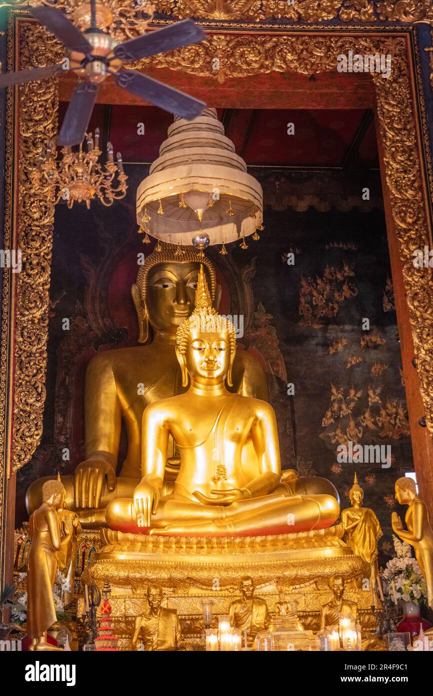 Images de Bouddha dans ubosoot (salle d'ordination) de Wat Bowonniwetwiharn Ratchaworawiharn (Wat Bowonniwet Vihara) - temple bouddhiste thaïlandais à Bangkok, Thaïlande Banque D'Images