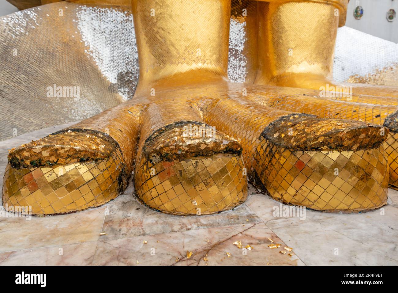 Statue de Bouddha debout géant connue sous le nom de Luang Pho to (Phra si Ariyamettrai) à Wat Intharawihan (Wat Intharavihan) - temple bouddhiste, Bangkok, Thaïlande Banque D'Images
