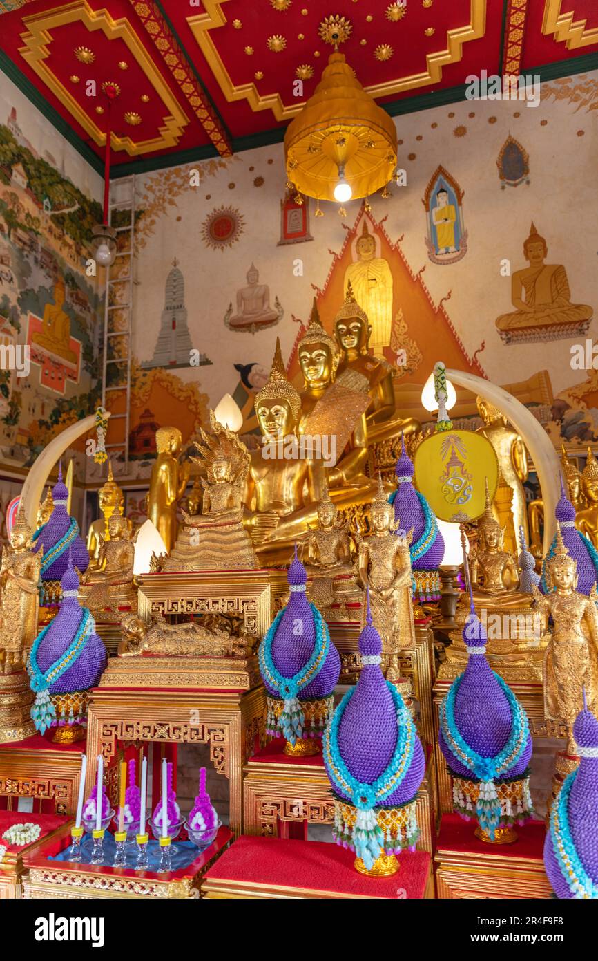 Statues de Bouddha dans l'ubosoot (salle d'ordination) de Wat Intharawihan (Wat Intharavihan) - Temple bouddhiste thaïlandais à Bangkok, Thaïlande Banque D'Images