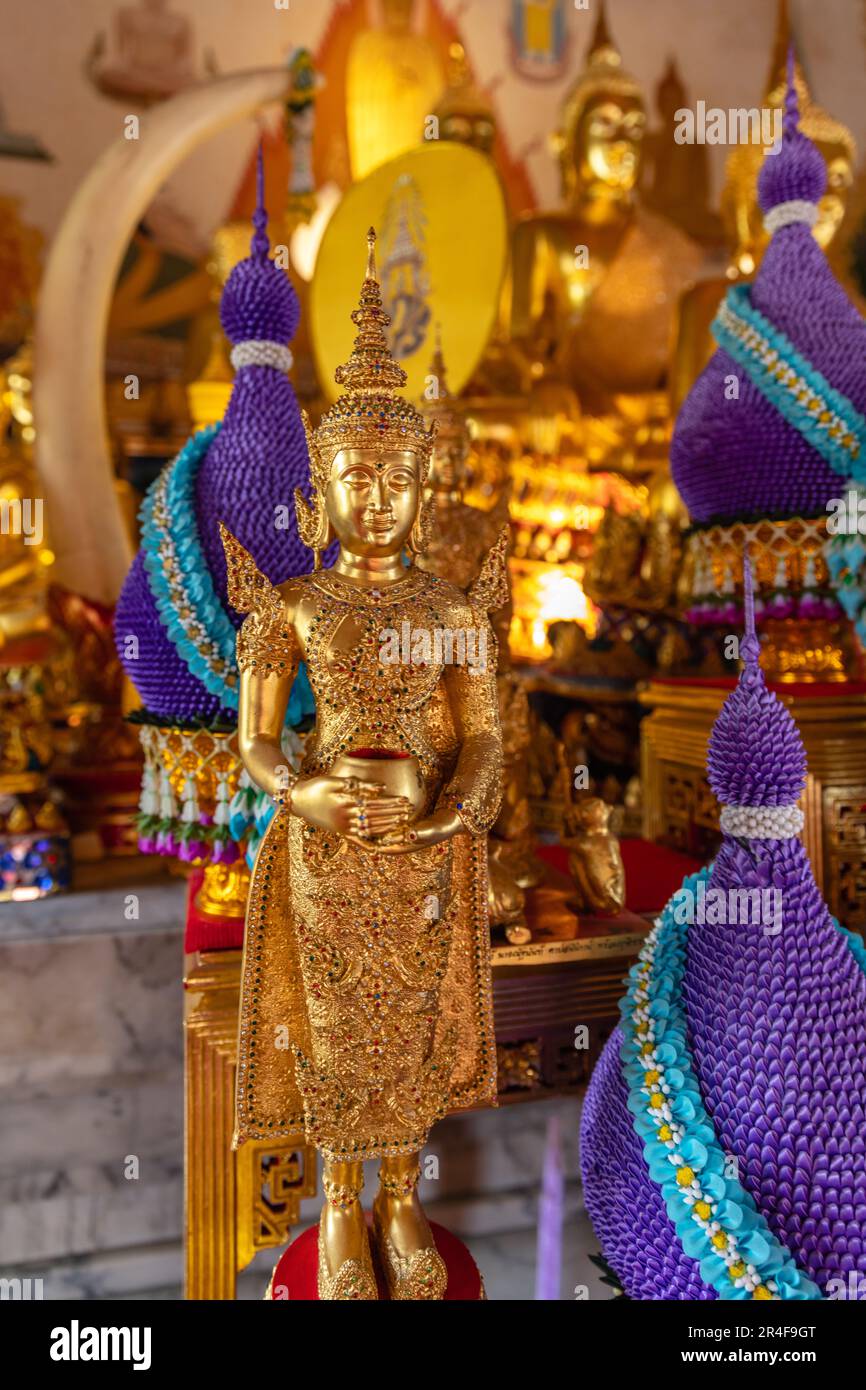 Statues de Bouddha dans l'ubosoot (salle d'ordination) de Wat Intharawihan (Wat Intharavihan) - Temple bouddhiste thaïlandais à Bangkok, Thaïlande Banque D'Images