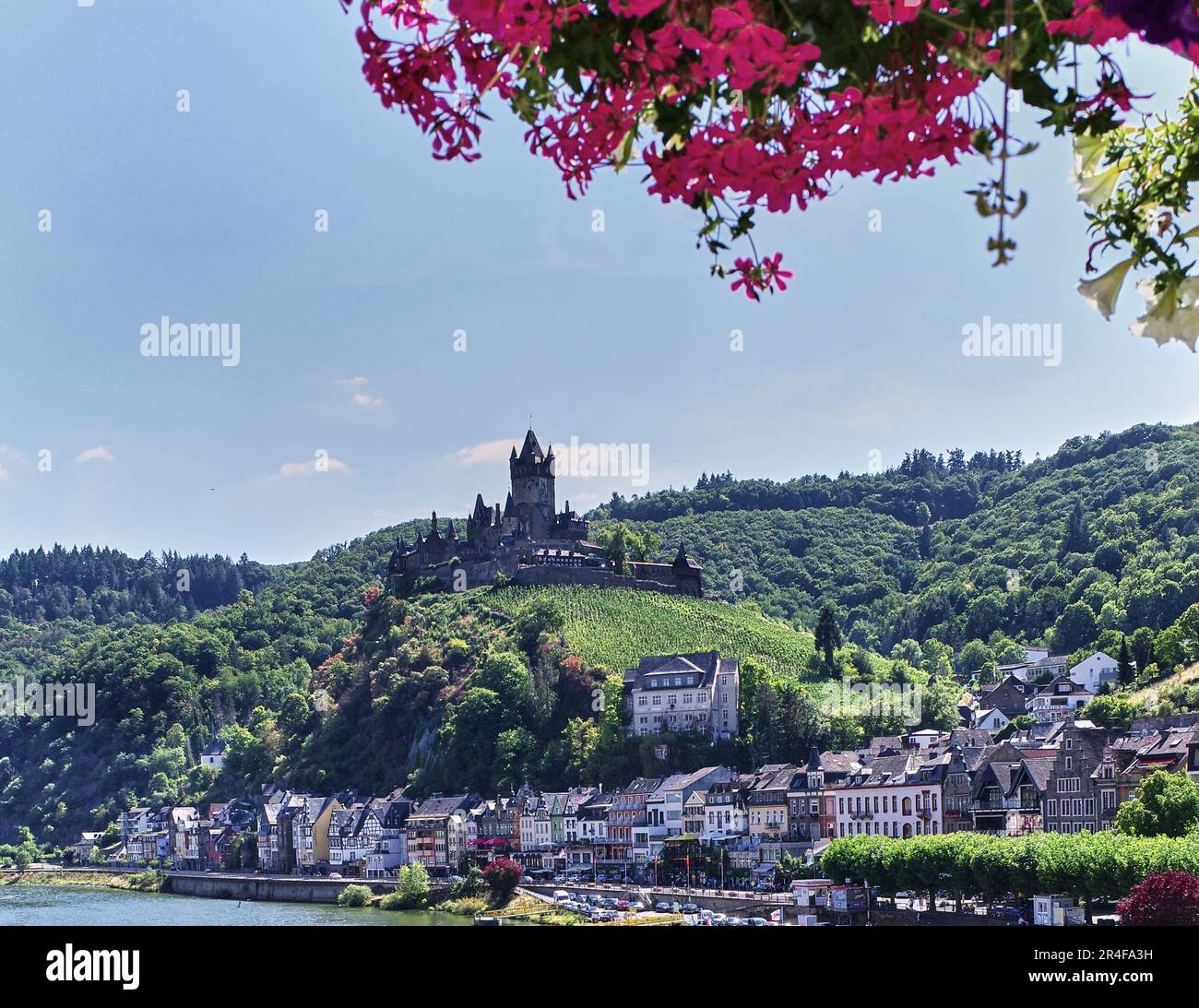Carte postale photo du château de Reichsburg et du village médiéval de Cochem, Allemagne. Banque D'Images