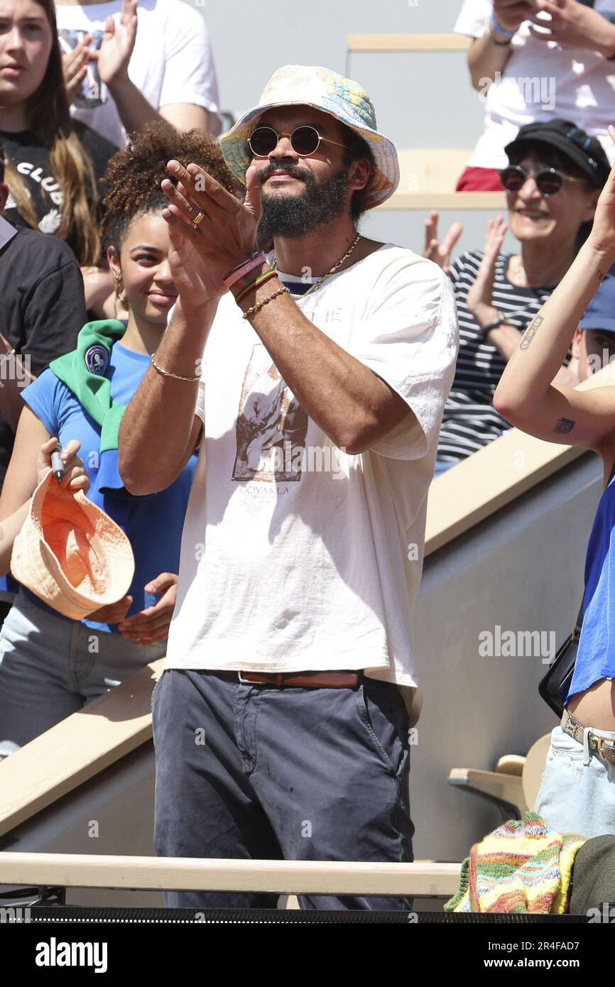 Joakim Noah assiste au concert Yannick Noah de son père sur la cour centrale 40 ans après sa victoire à l'Open de France 1983 pendant la Journée des enfants baptisé « Yannick Noah Day » à la veille de l'Open de France 2023, deuxième tournoi de tennis Grand Chelem de la saison sur 27 mai, 2023 au stade Roland-Garros à Paris, France - photo: Jean Catuffe/DPPI/LiveMedia Banque D'Images