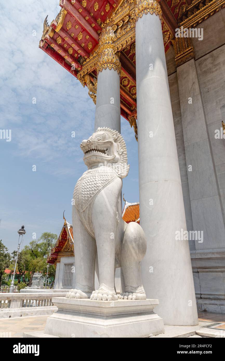 Salle d'ordination (ubosoot) de Wat Benchamabophit Dusitvanaram (Temple de marbre), temple bouddhiste (wat) à Bangkok, Thaïlande Banque D'Images