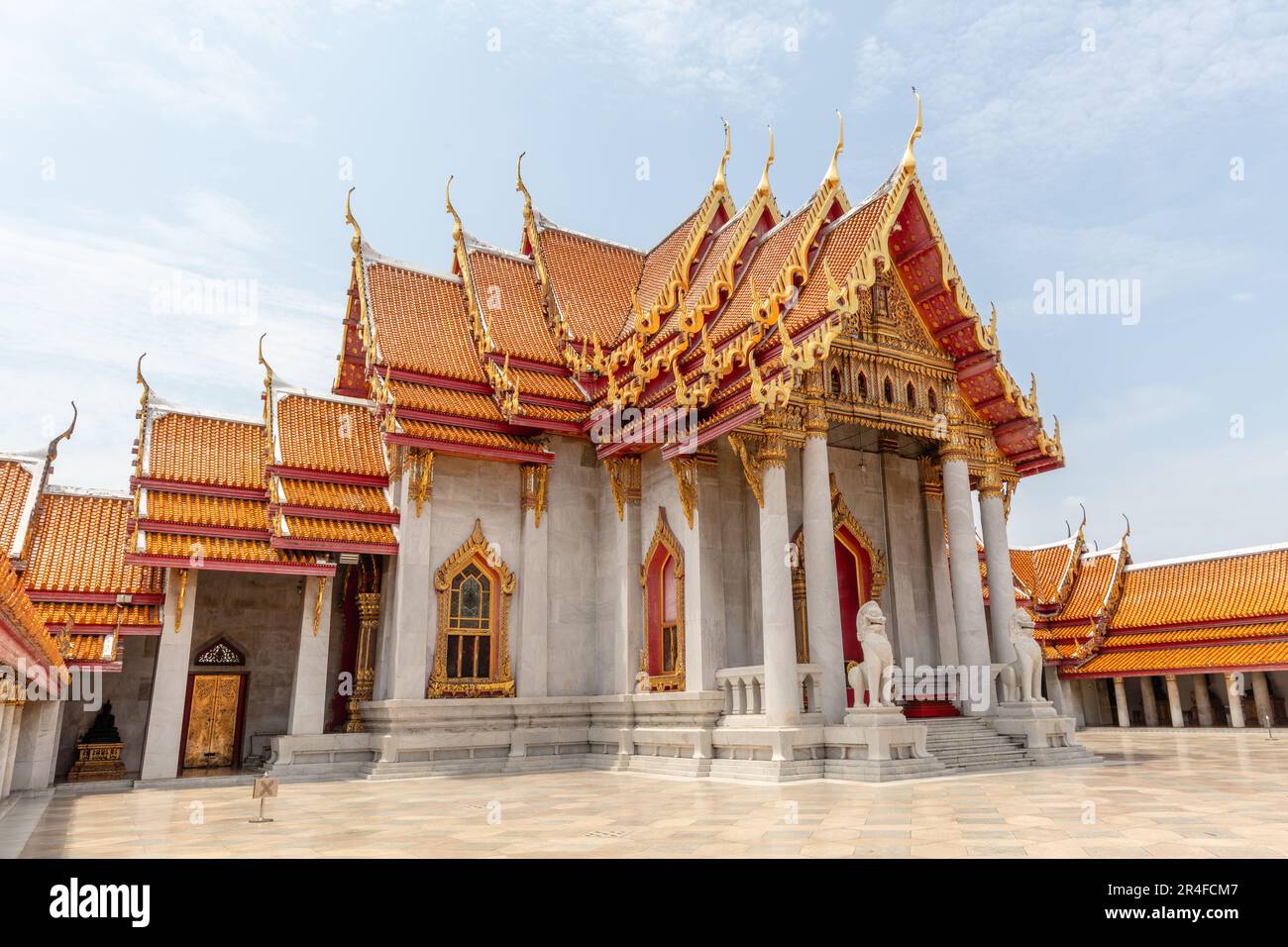 Salle d'ordination (ubosoot) de Wat Benchamabophit Dusitvanaram (Temple de marbre), temple bouddhiste (wat) à Bangkok, Thaïlande Banque D'Images