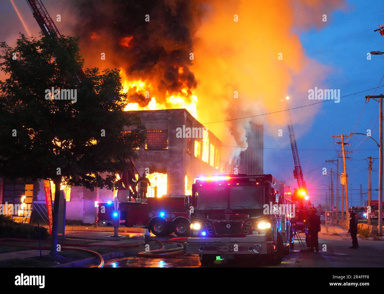 St. Louis, États-Unis. 27th mai 2023. Un incendie brûle librement avant St. Les pompiers de Louis commencent à mettre de l'eau sur le feu dans un entrepôt de deux étages, à St. Louis le samedi, 27 mai 2023. L'incendie de trois alarmes a amené près de 85 pompiers à combattre l'incendie dans un entrepôt abandonné de deux étages. Aucune blessure n'a été signalée. Photo par Bill Greenblatt/UPI crédit: UPI/Alay Live News Banque D'Images