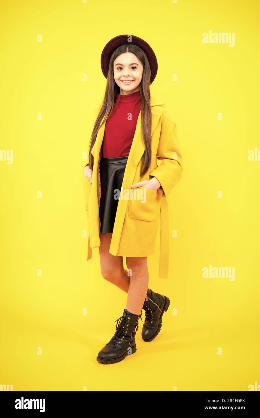 Photo pleine longueur de brunette teen fille vêtements décontractés, manteau  d'automne isolé sur fond jaune. Joyeux portrait d'adolescent. Fille  souriante Photo Stock - Alamy