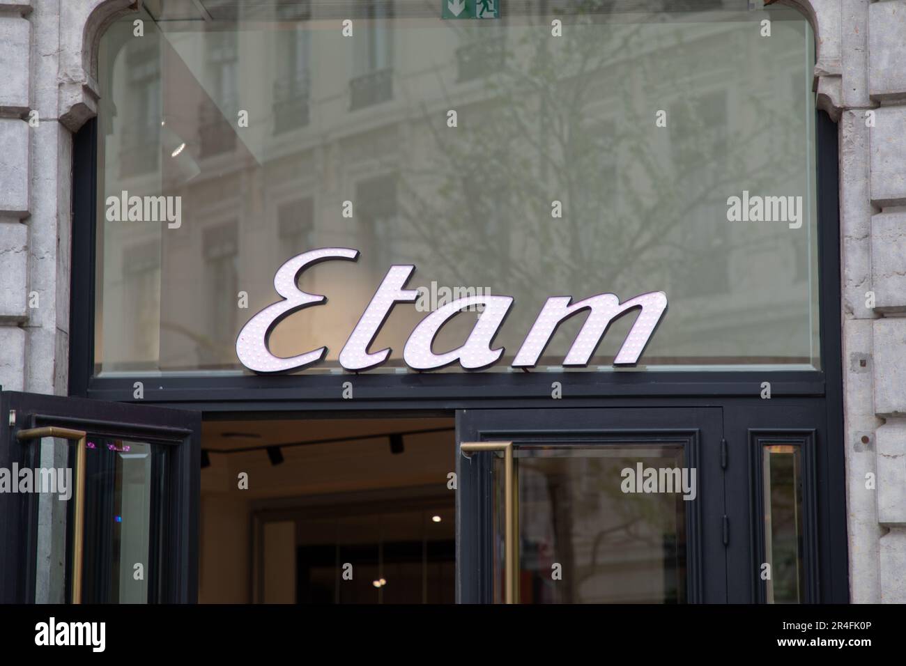 Extérieur d'un magasin de vêtements de mode etam le long de l'avenue Jean  Medecin nice sud de la france Photo Stock - Alamy