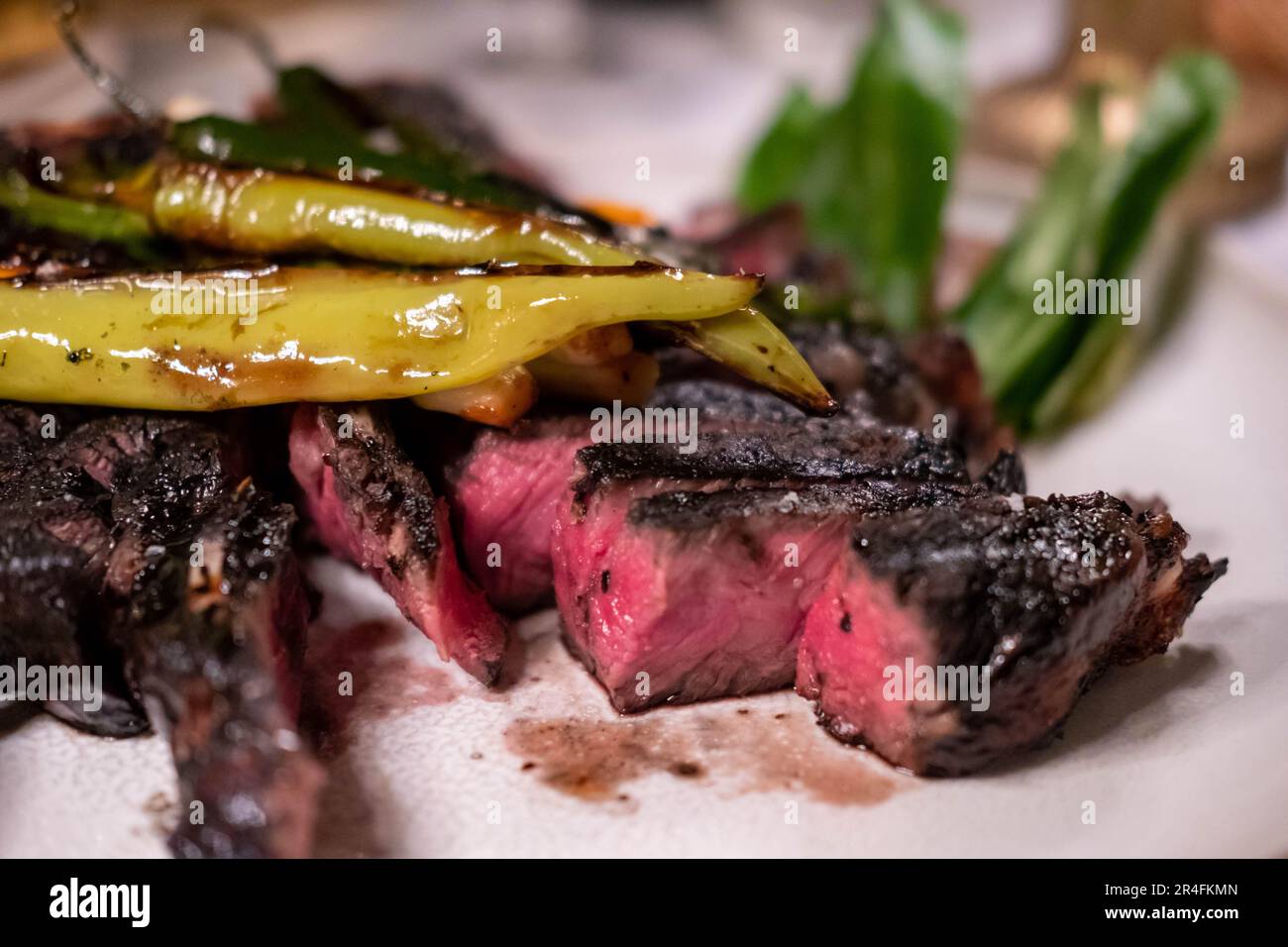 La carne asada, un rôti de bœuf grillé et émincé servi sur une assiette avec des oignons toreado. C'est un plat mexicain. Banque D'Images