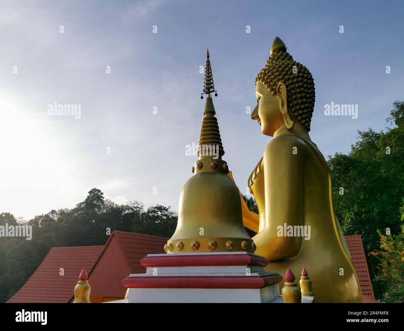 Un Bouddha assis à Wat Khao rang Samakkitham un temple bouddhiste thaïlandais à Phuket, Thaïlande. Bouddhisme thaïlandais et concept de culture. Banque D'Images