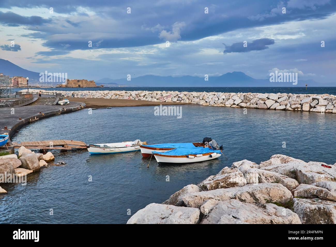 Bateaux à rames le long de la côte de Naples, Campanie, Italie Banque D'Images