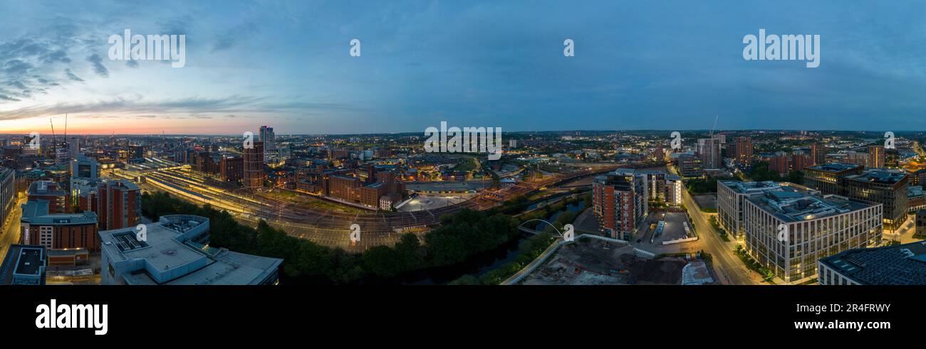 Une vue fascinante sur la ville de Leeds illuminée la nuit, ses grands bâtiments et son ciel panoramique offrant une architecture grandiose Banque D'Images