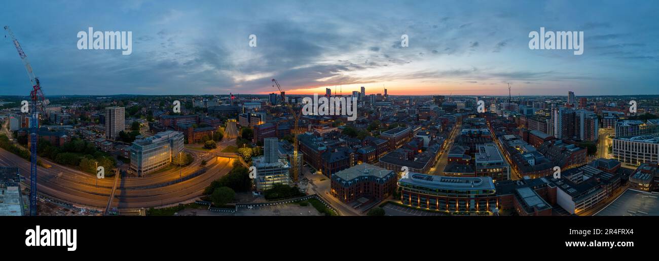 Une vue fascinante sur la ville de Leeds illuminée la nuit, ses grands bâtiments et son ciel panoramique offrant une architecture grandiose Banque D'Images