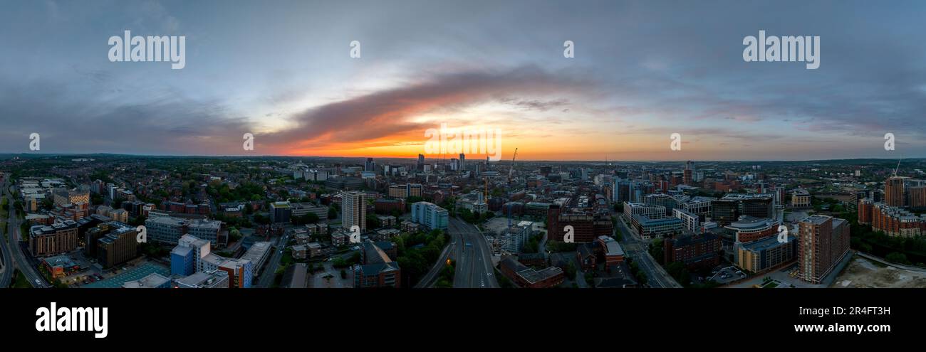 Une vue fascinante sur la ville de Leeds illuminée la nuit, ses grands bâtiments et son ciel panoramique offrant une architecture grandiose Banque D'Images