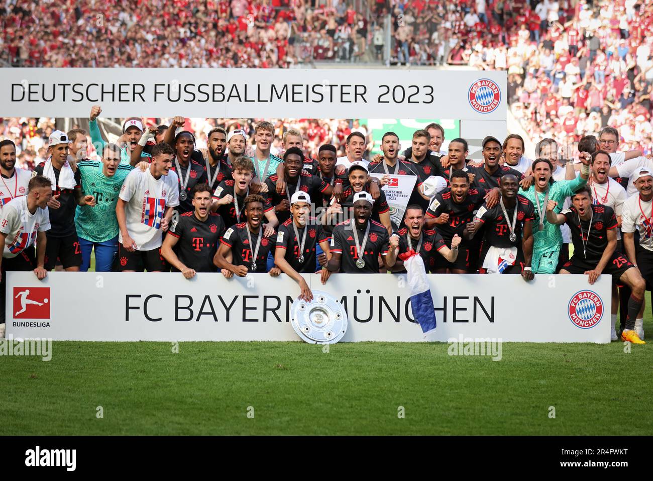 Mannschaftsfoto Deutscher Meister 2023 FC Bayern MŸnchen feiert Fussball 1  . Bundesliga saison 2022 / 2023 1. FC Kšln Koeln - FC Bayern MŸnchen fêtez  après la fin de la saison en