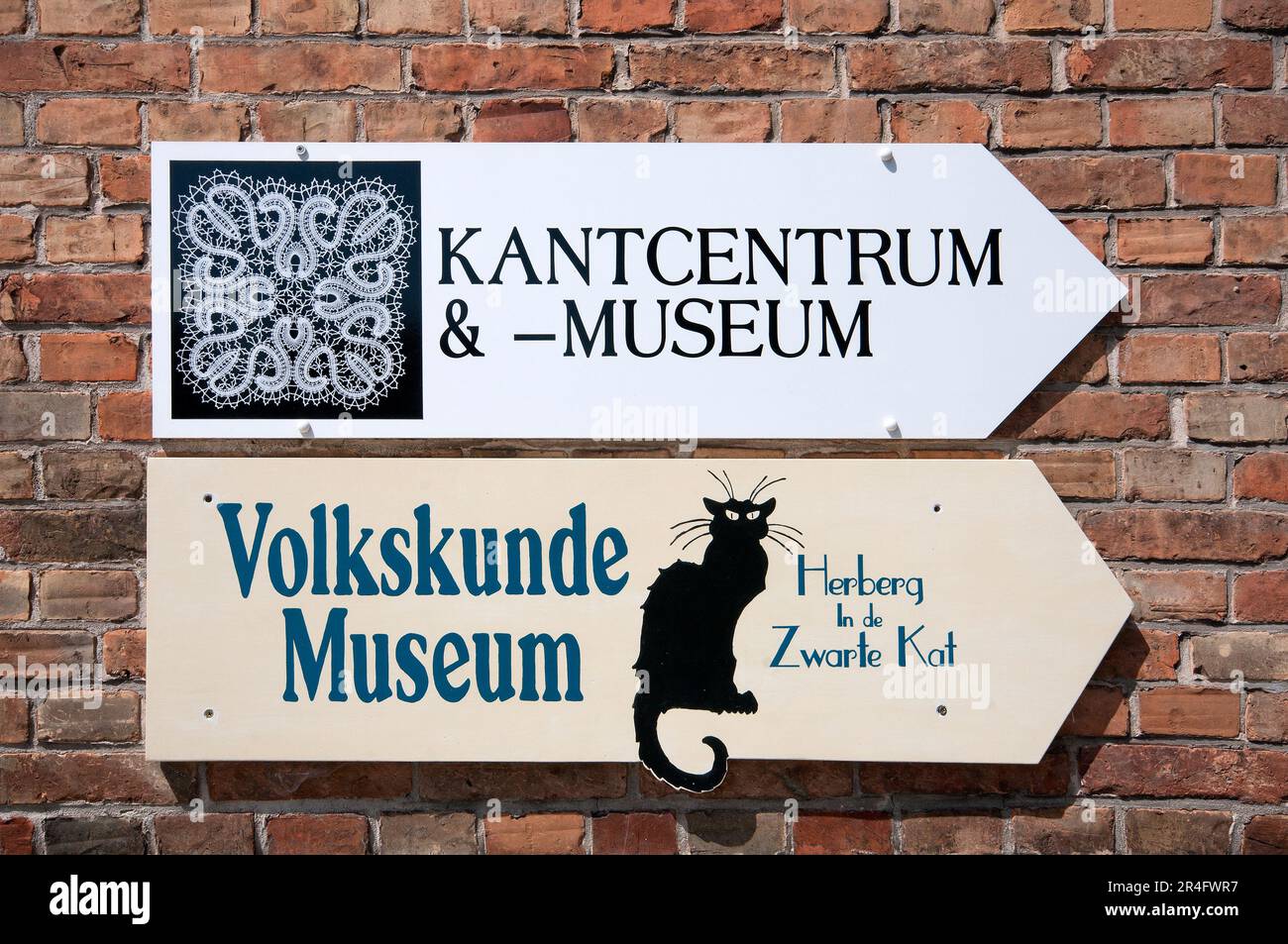 Panneaux indiquant les musées Kantcentrum et Volkskunde à Bruges, Flandre, Belgique Banque D'Images