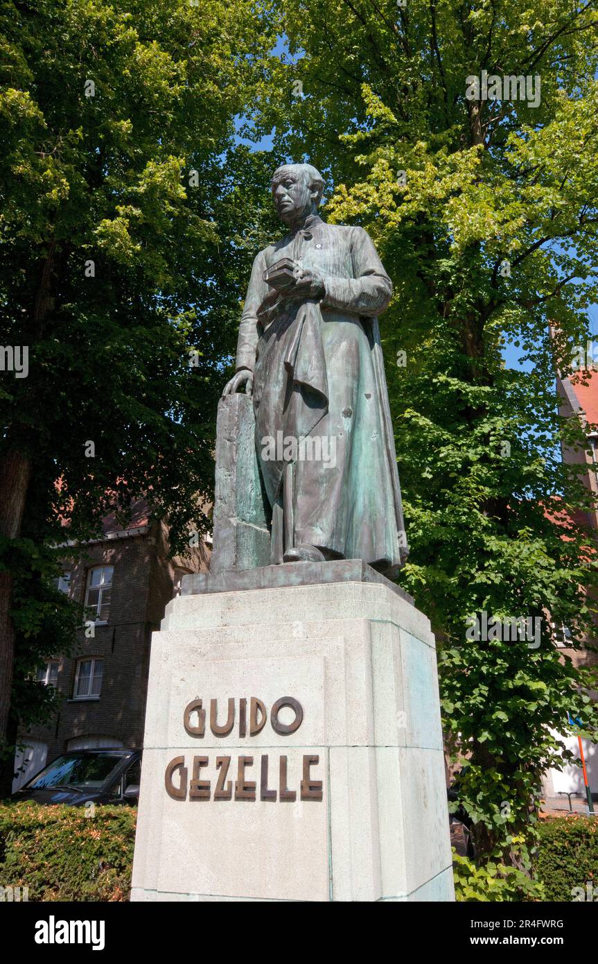 Statue en bronze du prêtre et poète belge Guido Gezelle (1830-1899) par le sculpteur Jules Lagae, Bruges, Flandre, Belgique Banque D'Images