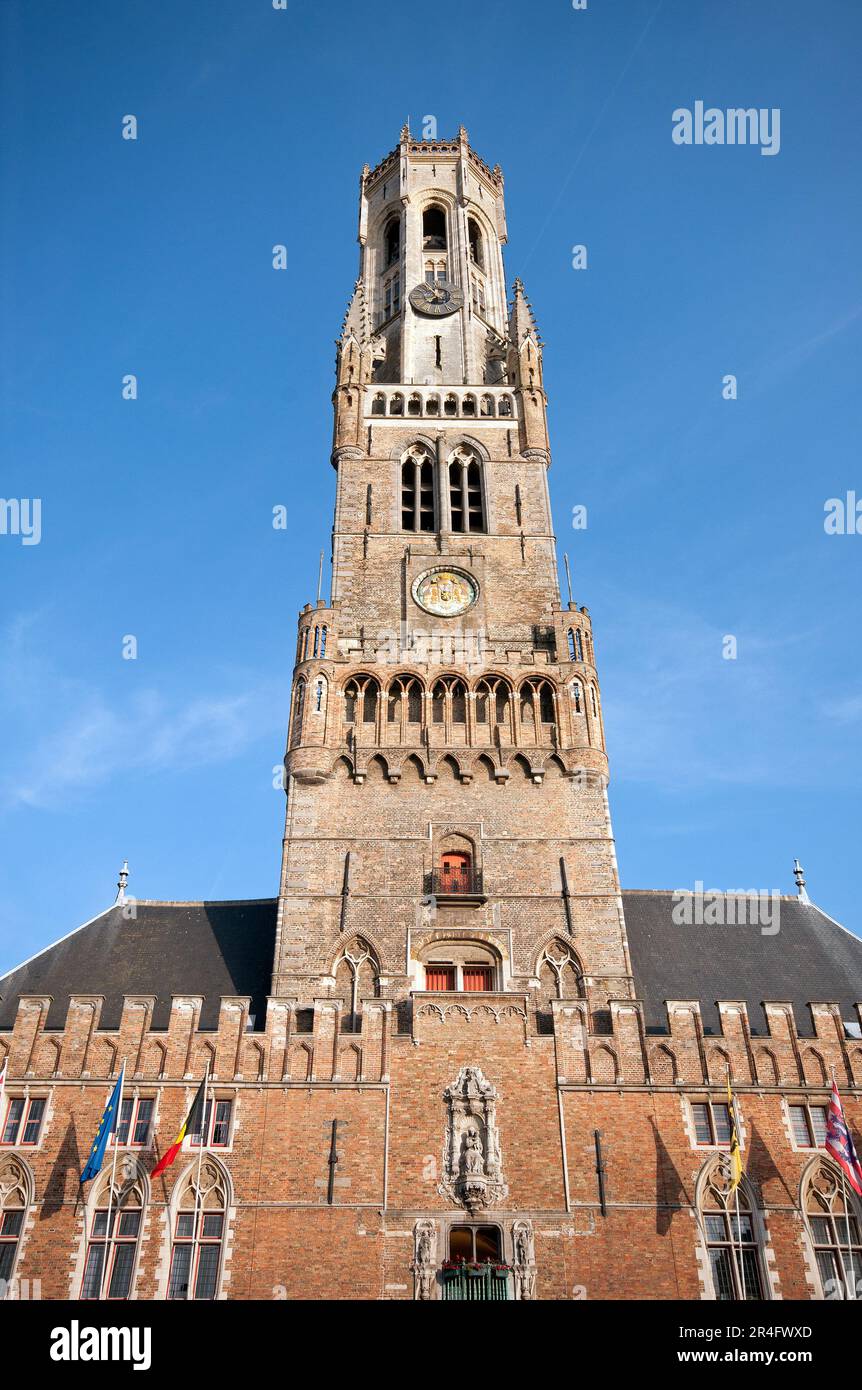 Belfort Civic Tower (83 mt) à Grote Markt (place du marché), Bruges, Flandre, Belgique Banque D'Images