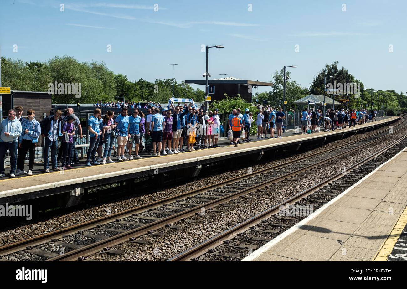 Les fans du club de football de Coventry City attendent à la gare de Warwick Parkway un train pour le stade Wembley pour le match de championnat contre Luton Town. 27th mai 2023. Banque D'Images