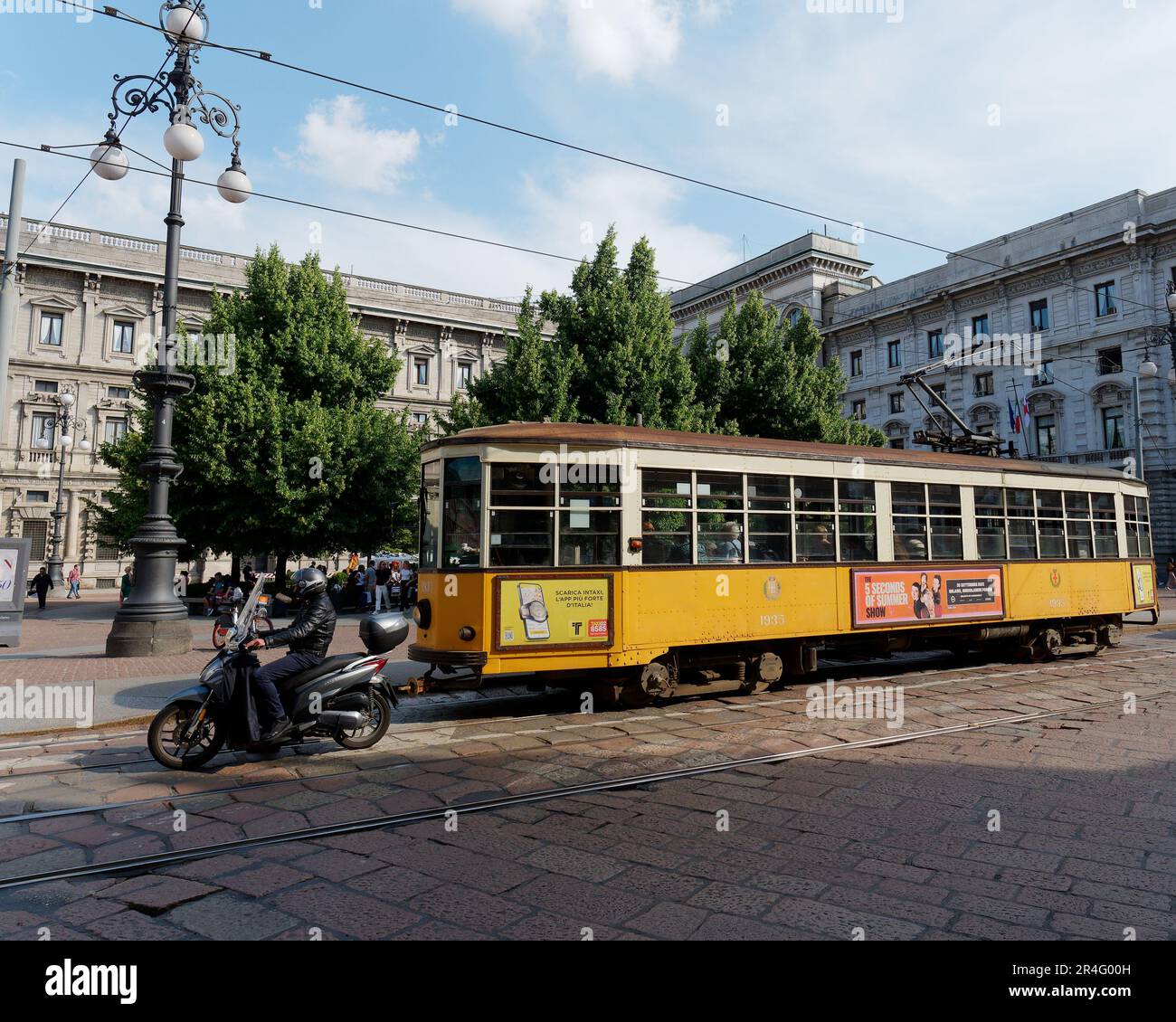 Tramway jaune sur la Piazza della Scala, ville de Milan, Lombardie, Italie Banque D'Images