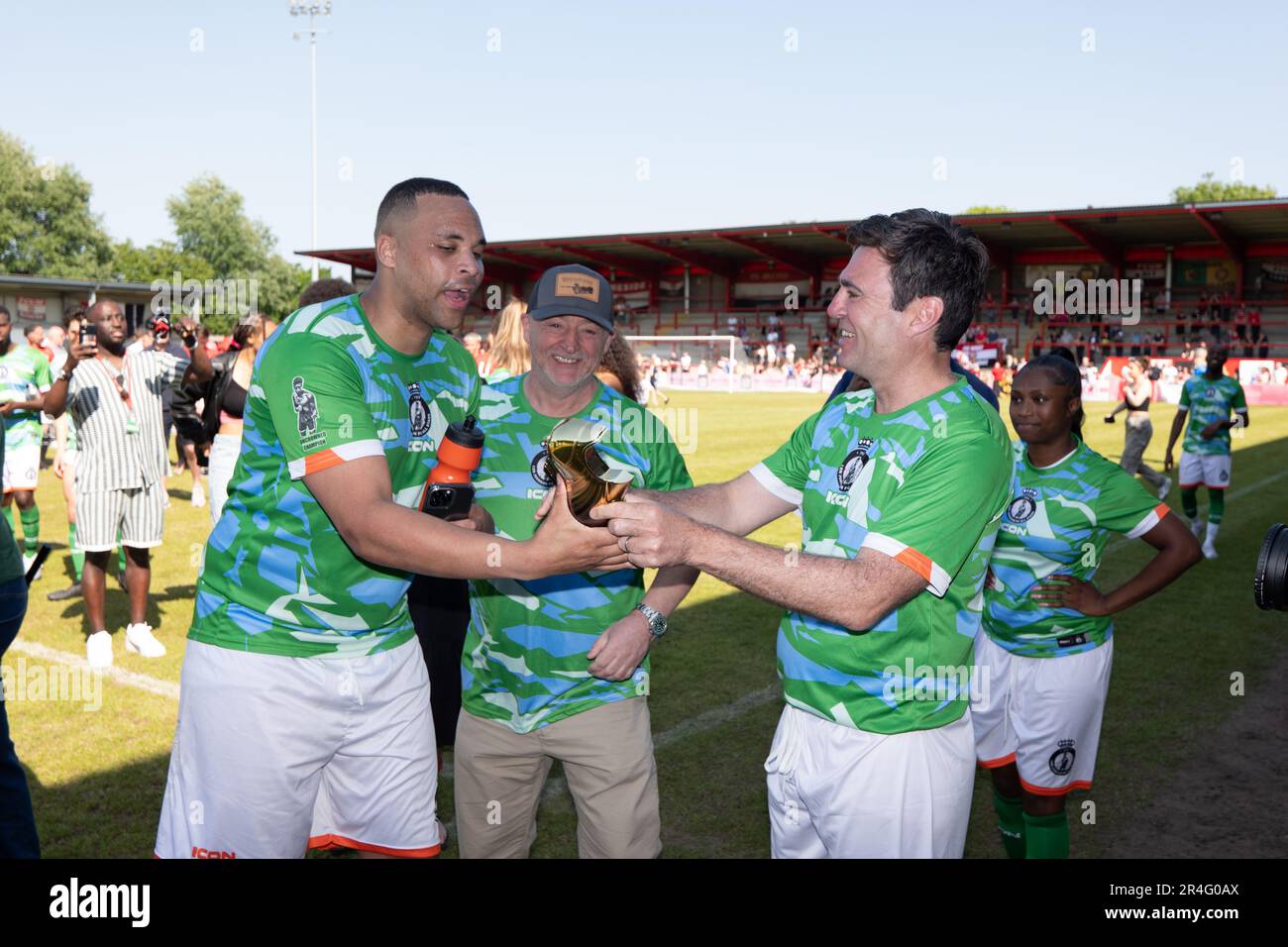 Manchester, Royaume-Uni. 27th mai 2023. L'acteur Lamin Touray reçoit l'homme du match d'Andy Burnham. Andy Burnham, maire de Manchester, a rejoint les joueurs du FC United Legends vs Len Johnson FC . Samedi 27th mai 2023. FC United de Manchester a accueilli FC United Legends vs Len Johnson FC. Le présentoir fait partie d'une campagne de collecte de fonds qui vise à reconnaître l'ancien boxeur non truqué Len Johnson avec une statue dans le centre-ville de Manchester. Football Club United de Manchester à Broadhurst Park, Moston Manchester, Royaume-Uni. Photo: Garyroberts/worldwidefeatures.com crédit: GaryRobertschography/Alay Live News Banque D'Images