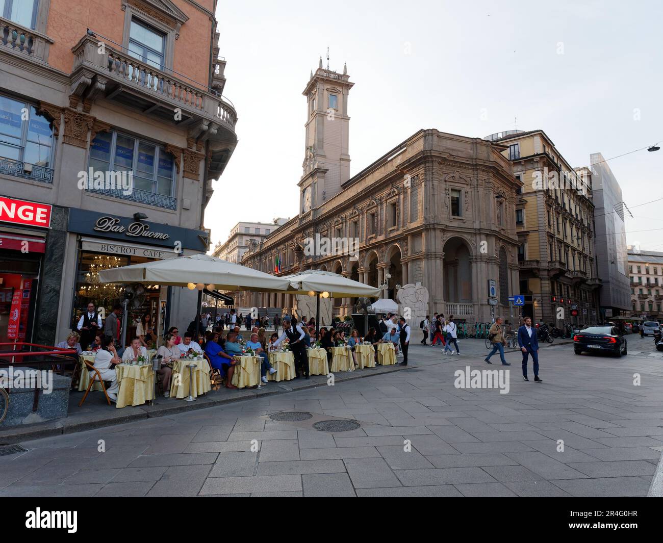 Les gens assis à l'extérieur au Bar Duomo en face du Palazzo dei Giureconsulti dans la ville de Milan, Lombardie, Italie Banque D'Images