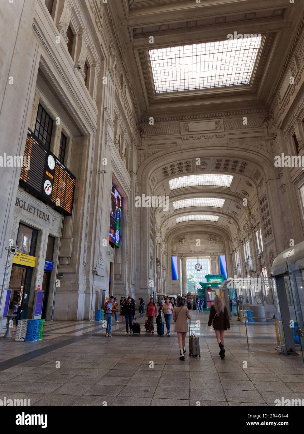 Intérieur de la gare centrale de Milan. Les voyageurs font rouler leurs valises à l'intérieur de la gare Banque D'Images