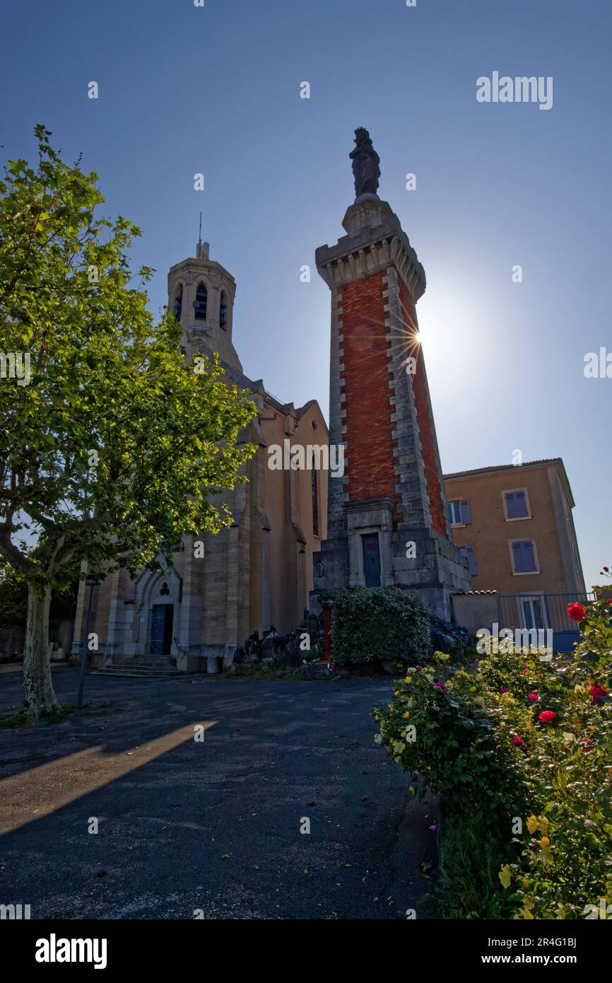 VIENNE, FRANCE, 26 mai 2023 : au 19th siècle, la colline de Pipet fut dédiée à la Vierge Marie, avec une statue sur une tour en brique et un pèlerin Banque D'Images