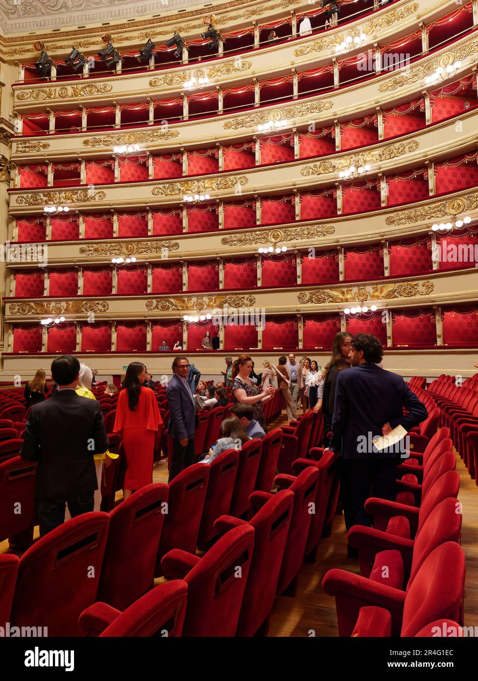 Intérieur de la Scala Opera House à Milan, Lombardie, Italie, les gens admirent ce lieu célèbre avec ses sièges élégants et ses boîtes privées, Banque D'Images