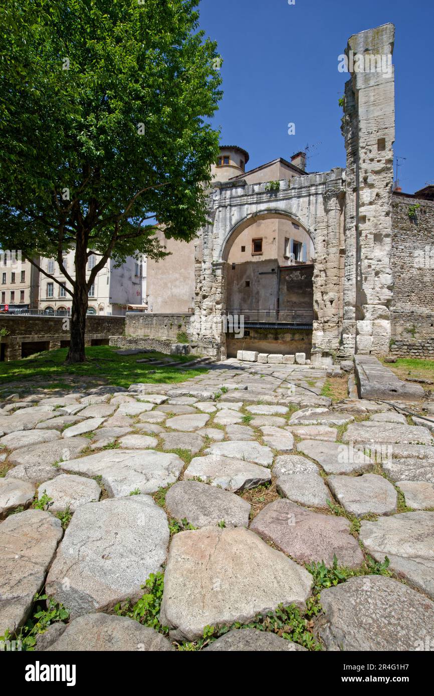 VIENNE, FRANCE, 26 Mai 2023 : Le Jardin Archéologique De Cybele (jardin ...