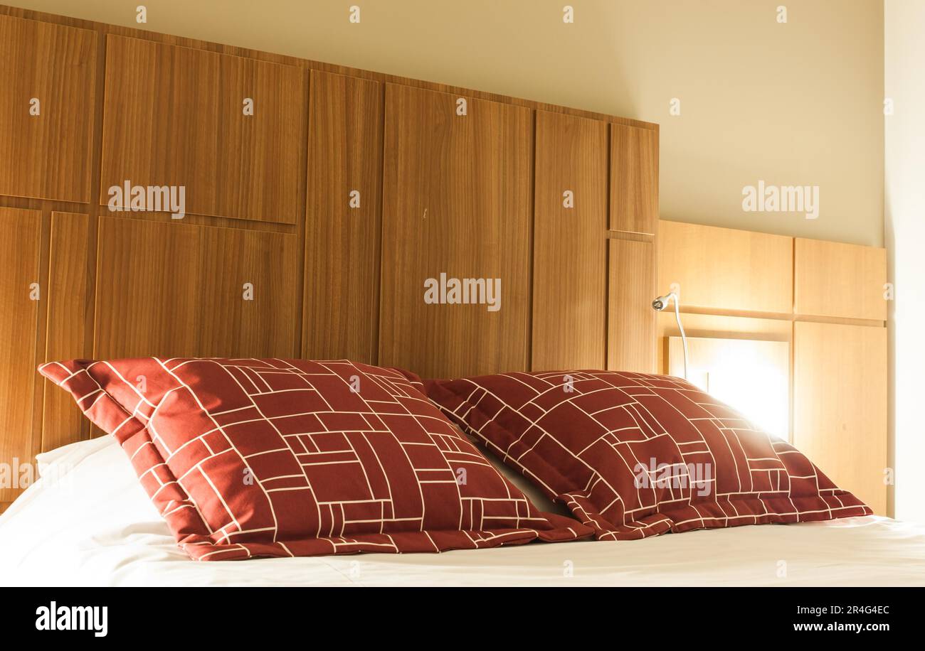 Un oreiller rouge design dans un style moderne chambre Banque D'Images