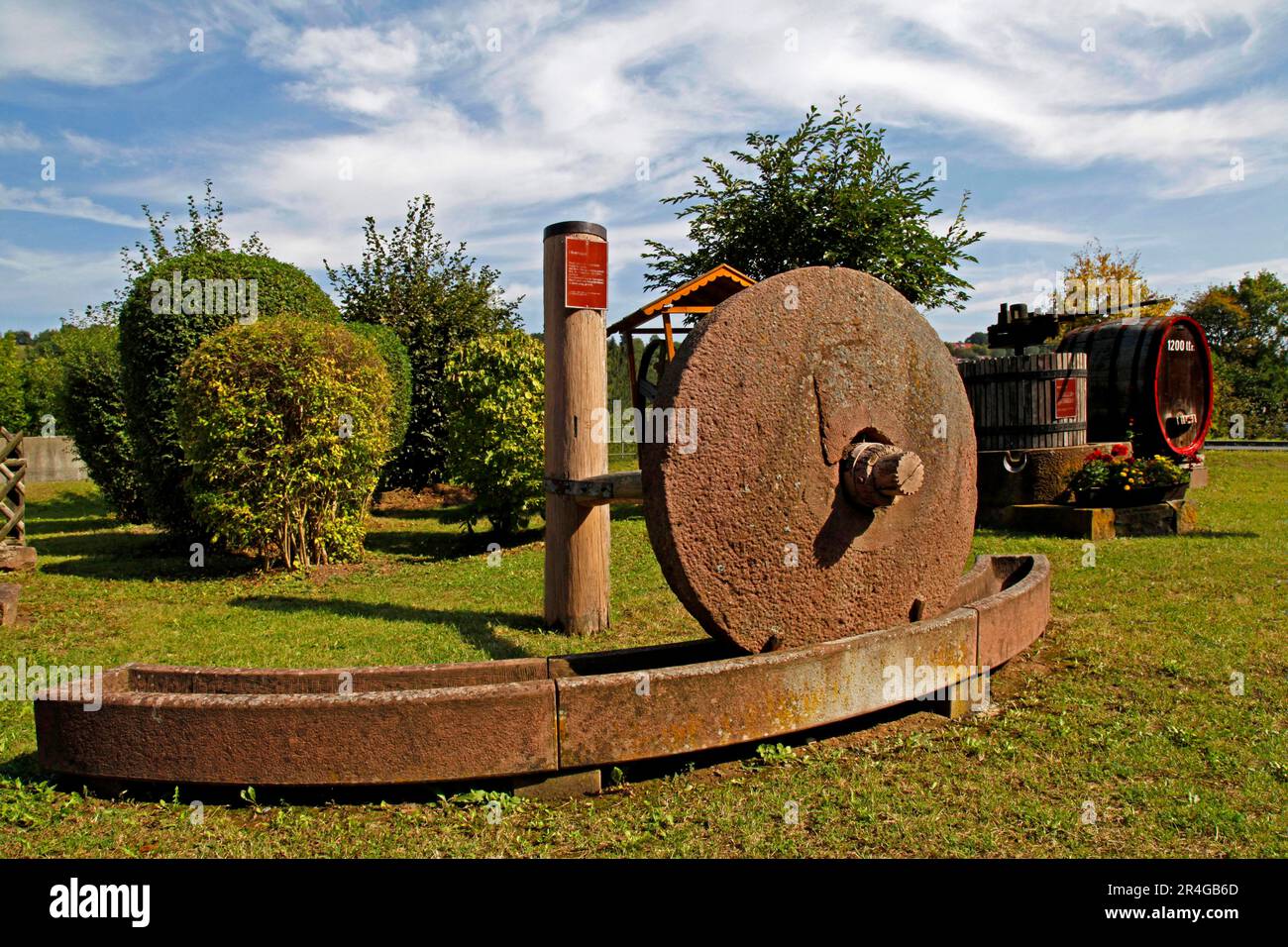 Rouleau à fruits, ancien outil en pierre rurale pour le broyage des fruits, Rothenfels am main, quartier de main-Spessart, Basse-Franconie, Bavière, Allemagne Banque D'Images