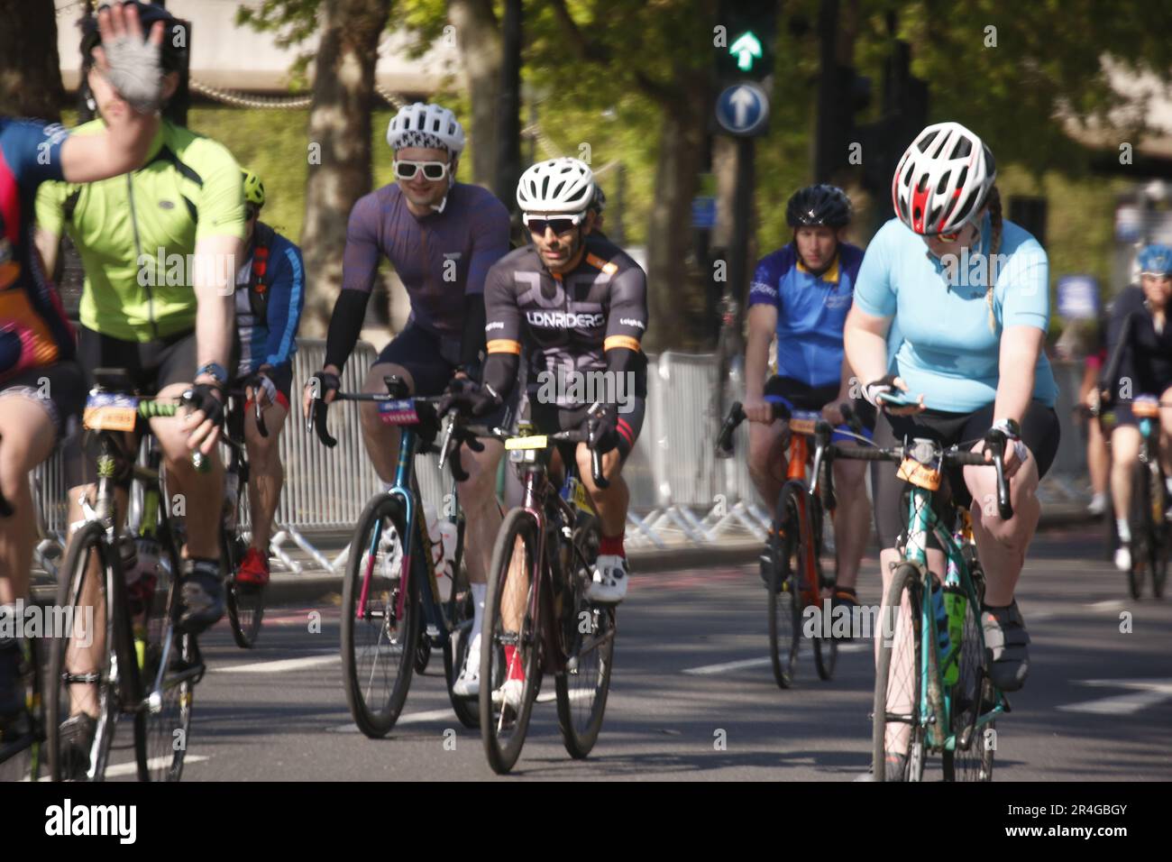 Londres, Royaume-Uni. 28/May/2023 Streets of London Closed for Ride London Cycling Event des centaines de cyclistes sont descendus dans les rues de Londres pour l'événement annuel Ride London. À partir d'Embankment, les cavaliers ont la possibilité d'un itinéraire de 100, 60 ou 30 miles. Les coureurs qui prennent le plus de chemin atteignent Braintree dans l'Essex avant de tourner en arrière. Crédit : Roland Ravenhill/Alay. Banque D'Images