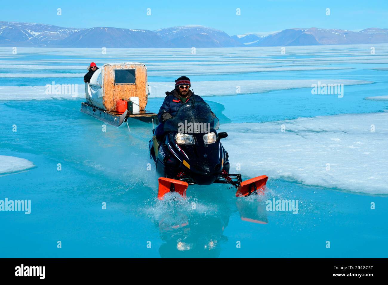 Les Inuits en motoneige conduisent les touristes en traîneau sur glace de mer, Ellesmer, Eskimo, peuples autochtones, Islande, Canada Banque D'Images