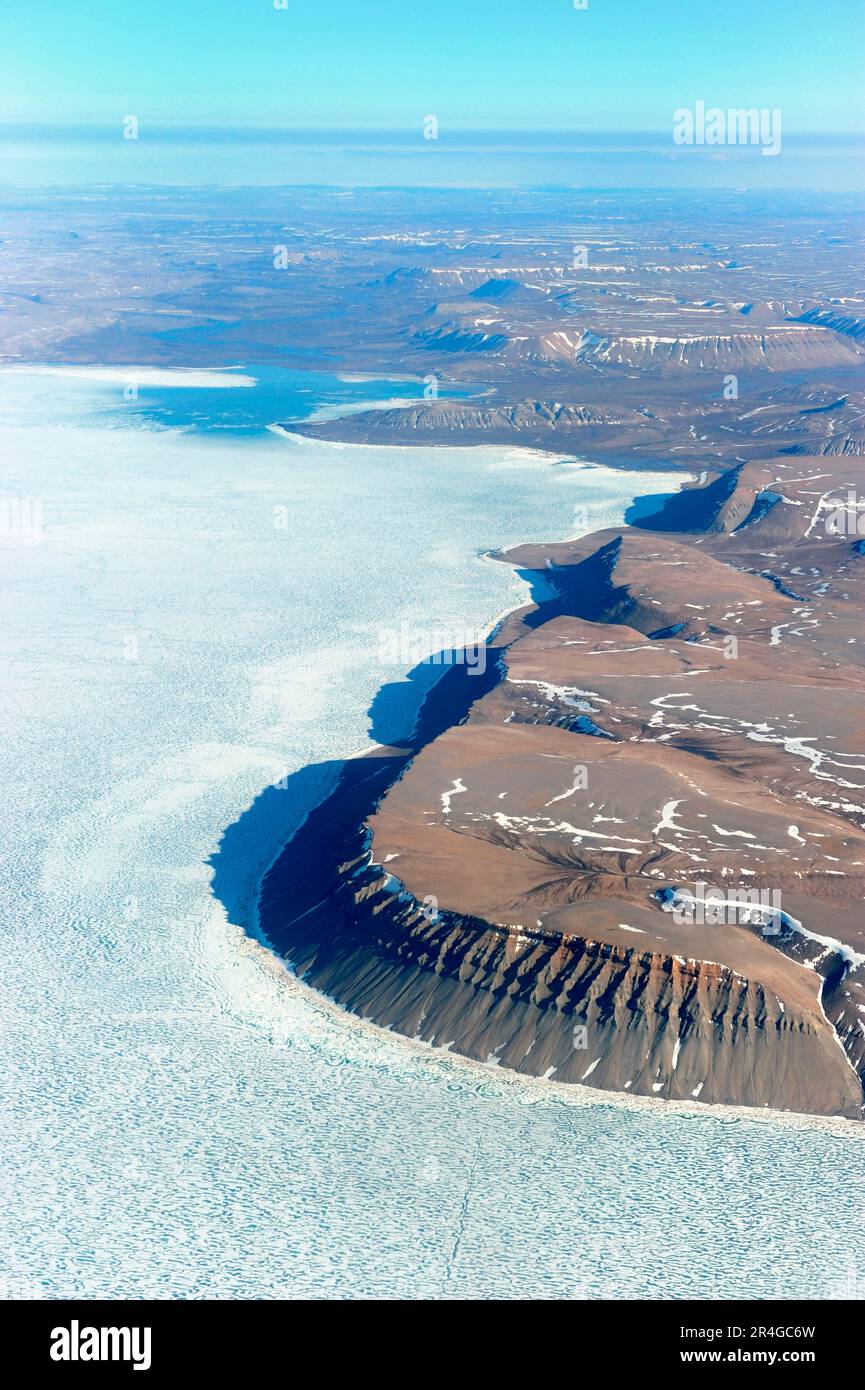 Falaises et banquise, île Devon, Nunavut, Canada Banque D'Images