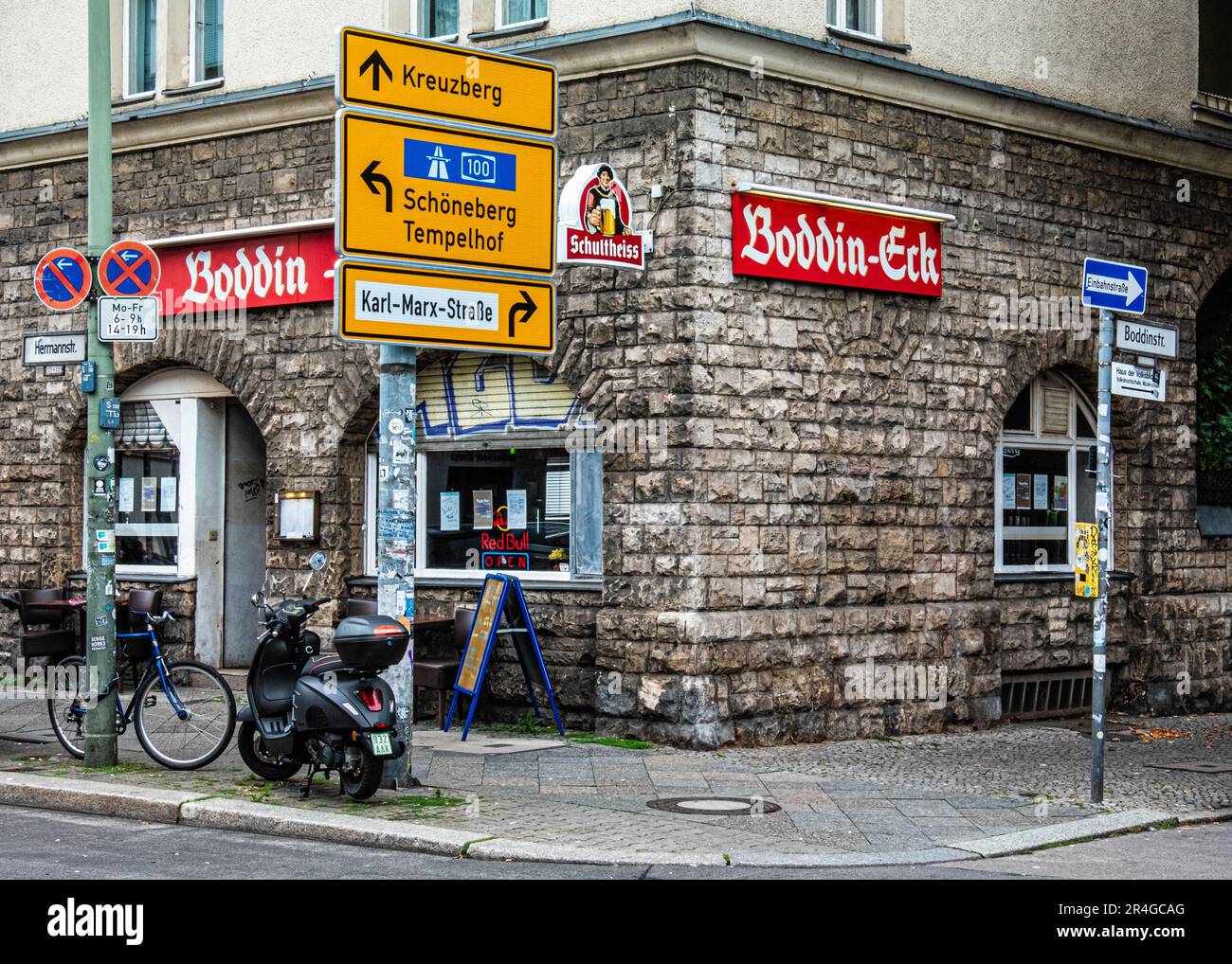 Boddin-Eck Pub dans un ancien immeuble d'appartements historique, cnr. Hermannstr. Et Boddinstr., Neukölln, Berlin, Allemagne Banque D'Images