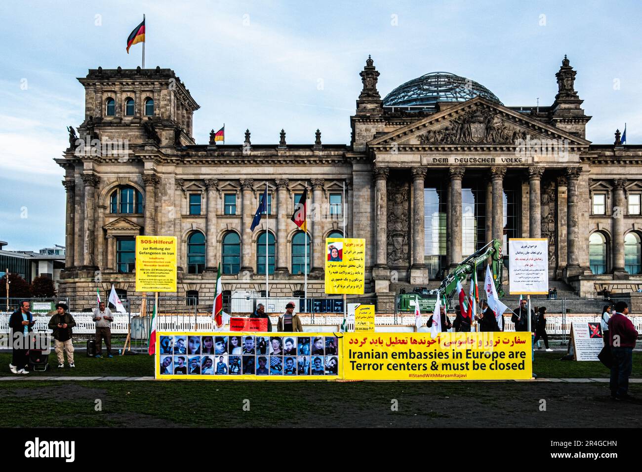 Une manifestation devant le Parlement allemand appelle à la fermeture des ambassades iraniennes. Les gens font preuve de solidarité avec les manifestants en Iran. Reichstag Banque D'Images