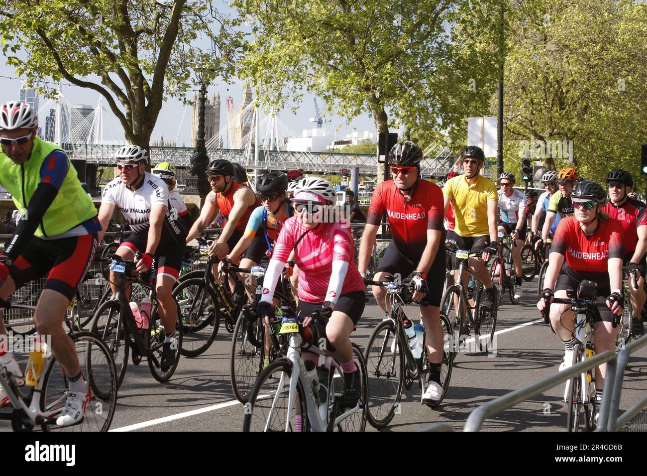 Londres, Royaume-Uni. 28/May/2023 Streets of London Closed for Ride London Cycling Event des centaines de cyclistes sont descendus dans les rues de Londres pour l'événement annuel Ride London. À partir d'Embankment, les cavaliers ont la possibilité d'un itinéraire de 100, 60 ou 30 miles. Les coureurs qui prennent le plus de chemin atteignent Braintree dans l'Essex avant de tourner en arrière. Crédit : Roland Ravenhill/Alay. Banque D'Images