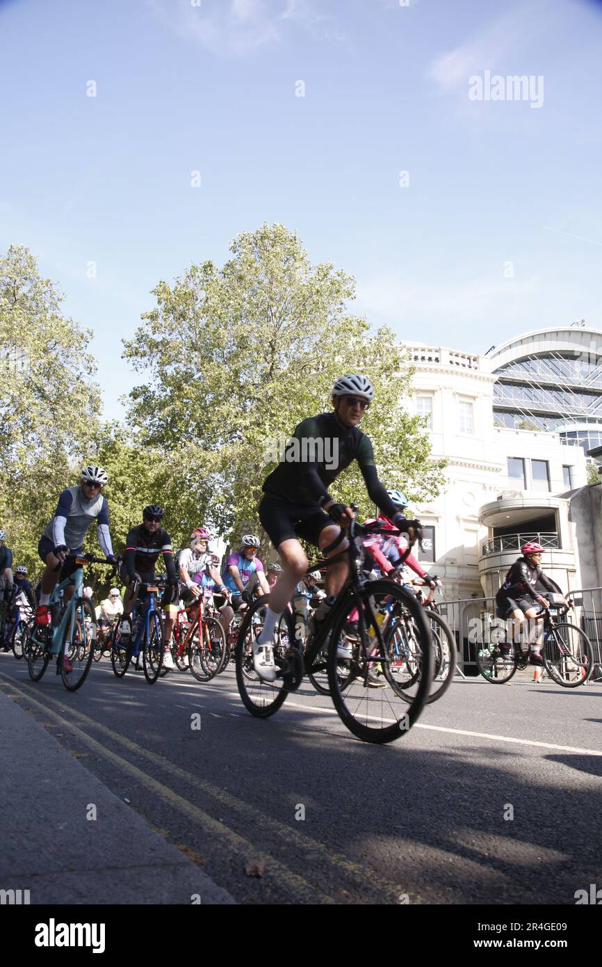 Londres, Royaume-Uni. 28/May/2023 Streets of London Closed for Ride London Cycling Event des centaines de cyclistes sont descendus dans les rues de Londres pour l'événement annuel Ride London. À partir d'Embankment, les cavaliers ont la possibilité d'un itinéraire de 100, 60 ou 30 miles. Les coureurs qui prennent le plus de chemin atteignent Braintree dans l'Essex avant de tourner en arrière. Crédit : Roland Ravenhill/Alay. Banque D'Images