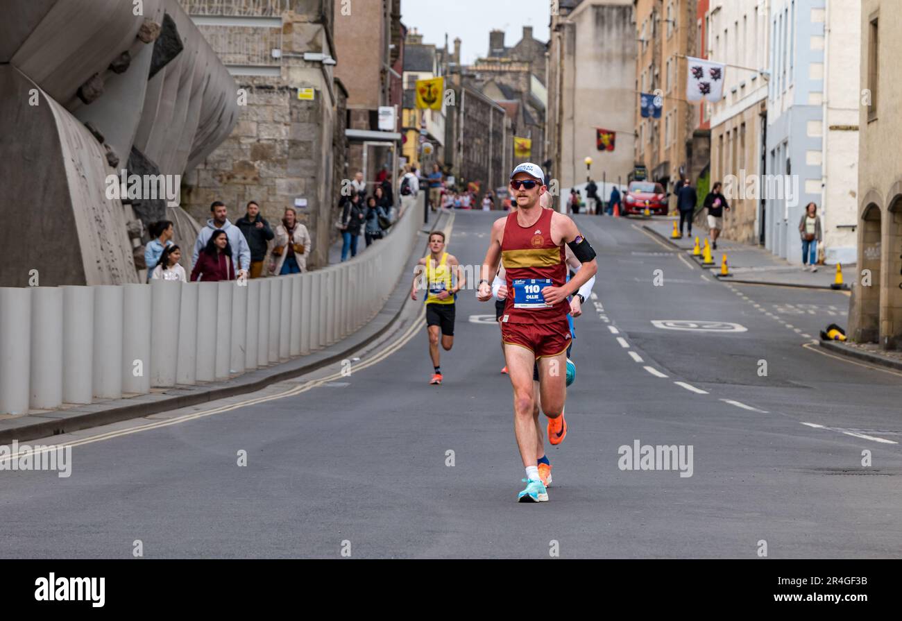 Édimbourg, Écosse, Royaume-Uni, 28th mai 2023. Marathon d'Édimbourg : les coureurs en tête (avec Ollie Garrod en tête) de milliers de coureurs de marathon parcourent le Royal Mile au début de la route. Crédit : Sally Anderson/Alay Live News Banque D'Images