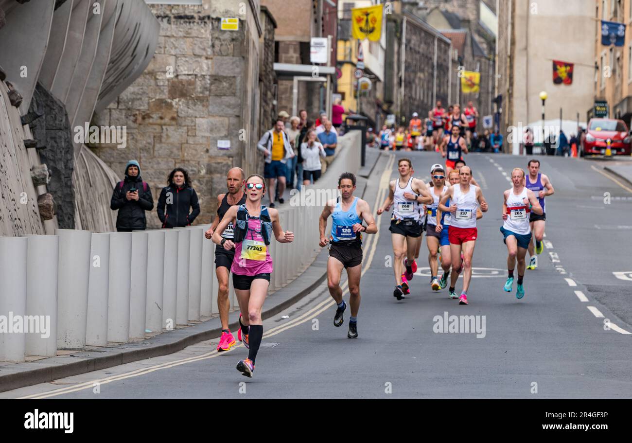 Édimbourg, Écosse, Royaume-Uni, 28th mai 2023. Marathon d'Édimbourg : les coureurs de tête de 35 000 coureurs de marathon parcourent le Royal Mile au début de l'itinéraire. Crédit : Sally Anderson/Alay Live News Banque D'Images
