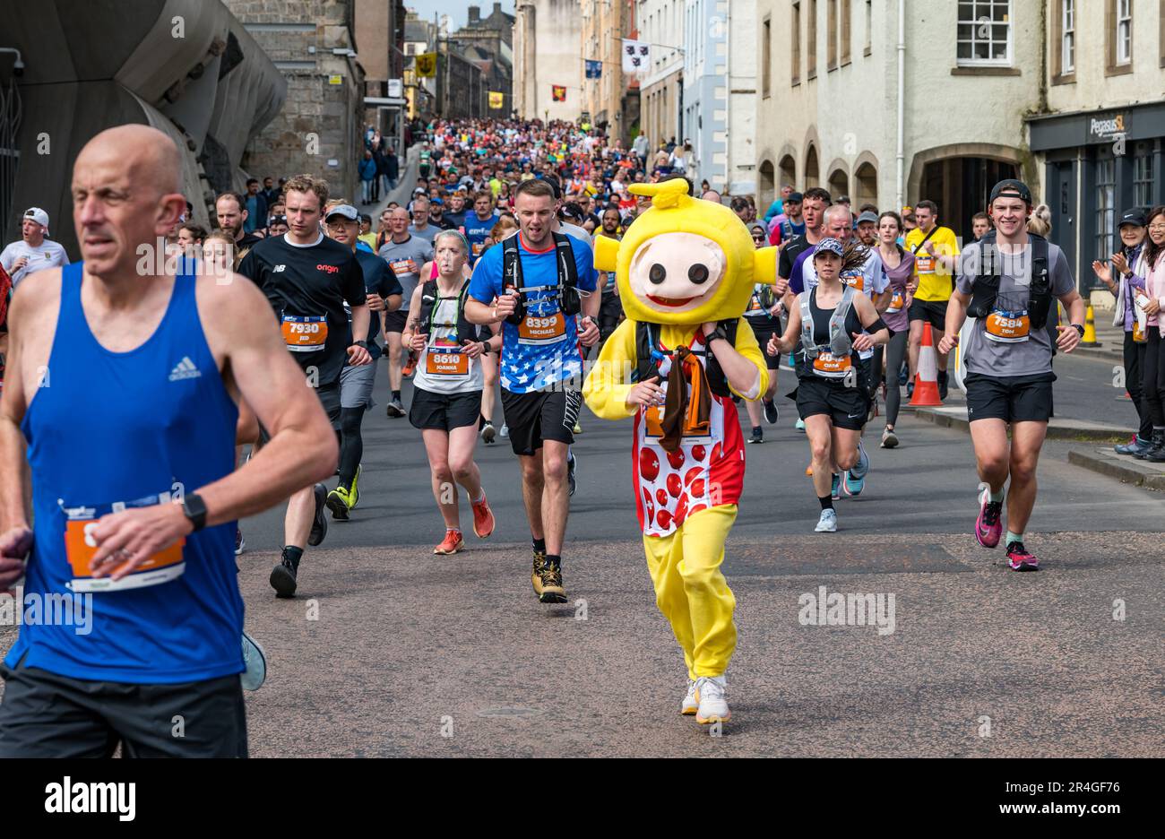 Édimbourg, Écosse, Royaume-Uni, 28th mai 2023. Marathon d'Édimbourg : quelques milliers de coureurs de marathon parcourent le Royal Mile au début de l'itinéraire. Crédit : Sally Anderson/Alay Live News Banque D'Images