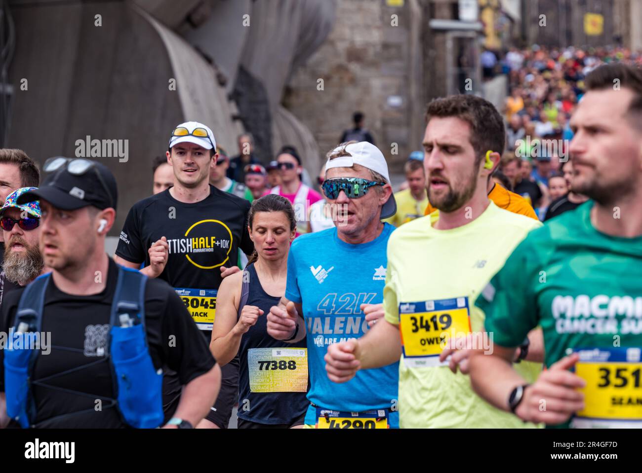 Édimbourg, Écosse, Royaume-Uni, 28th mai 2023. Marathon d'Édimbourg : quelques milliers de coureurs de marathon parcourent le Royal Mile au début de l'itinéraire. Crédit : Sally Anderson/Alay Live News Banque D'Images