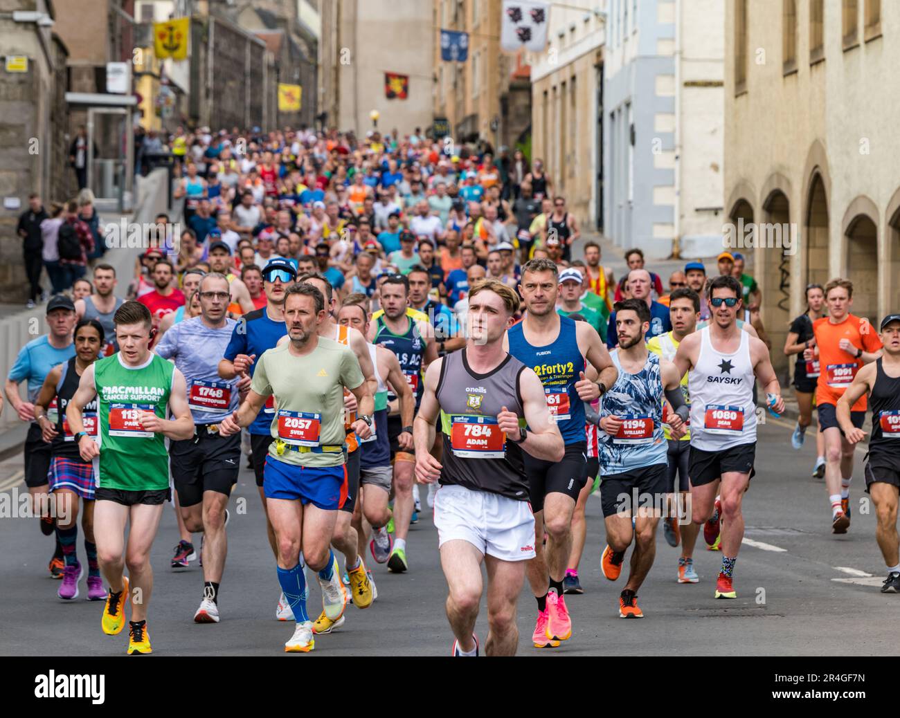 Édimbourg, Écosse, Royaume-Uni, 28th mai 2023. Marathon d'Édimbourg : quelques milliers de coureurs de marathon parcourent le Royal Mile au début de l'itinéraire. Crédit : Sally Anderson/Alay Live News Banque D'Images