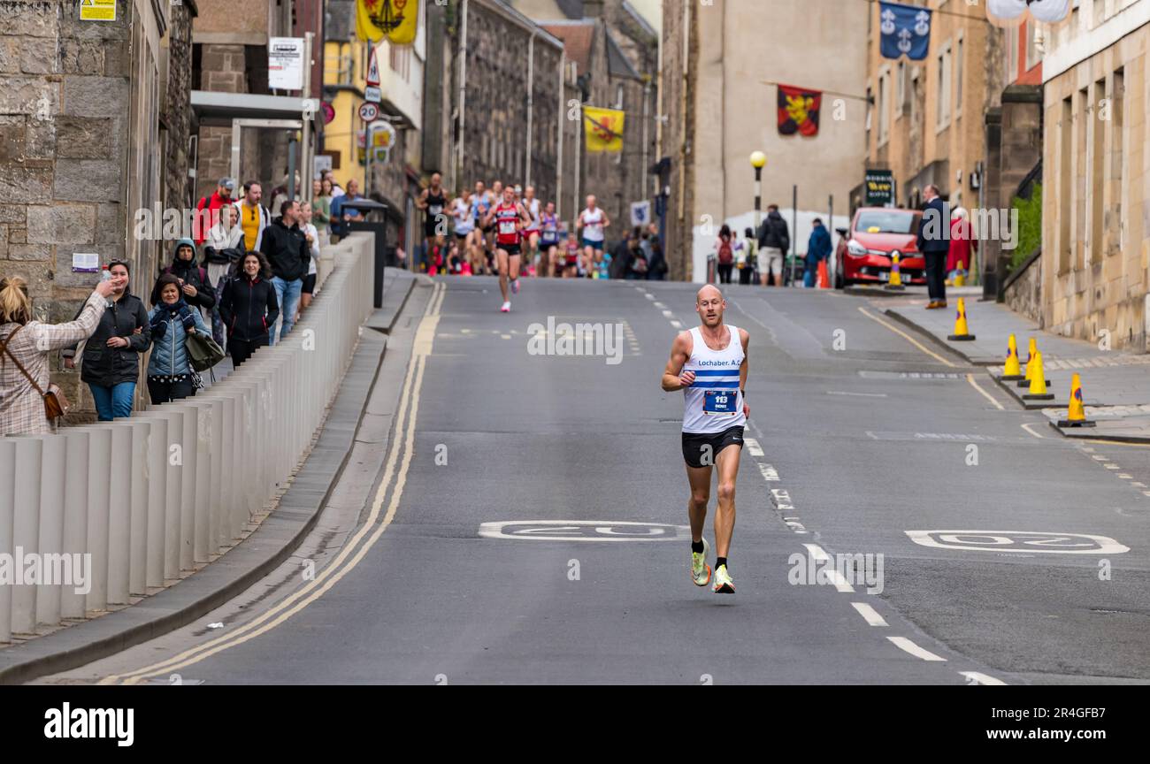 Édimbourg, Écosse, Royaume-Uni, 28th mai 2023. Marathon d'Édimbourg : les coureurs de tête des milliers de coureurs de marathon parcourent le Royal Mile au début de l'itinéraire. Crédit : Sally Anderson/Alay Live News Banque D'Images