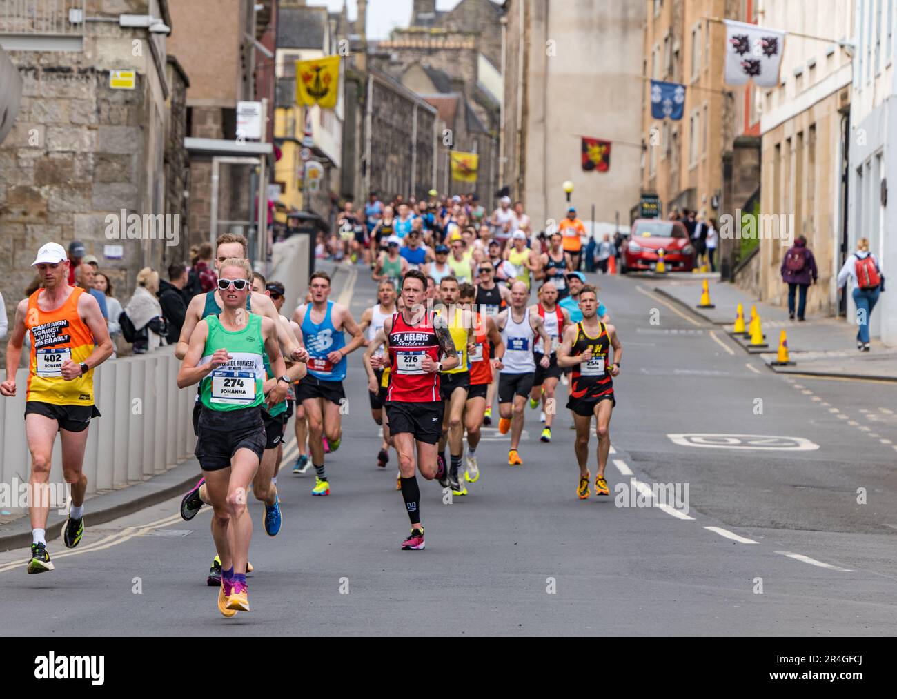 Édimbourg, Écosse, Royaume-Uni, 28th mai 2023. Marathon d'Édimbourg : certains des milliers de coureurs de marathon parcourent le Royal Mile au début de la route. Crédit : Sally Anderson/Alay Live News Banque D'Images
