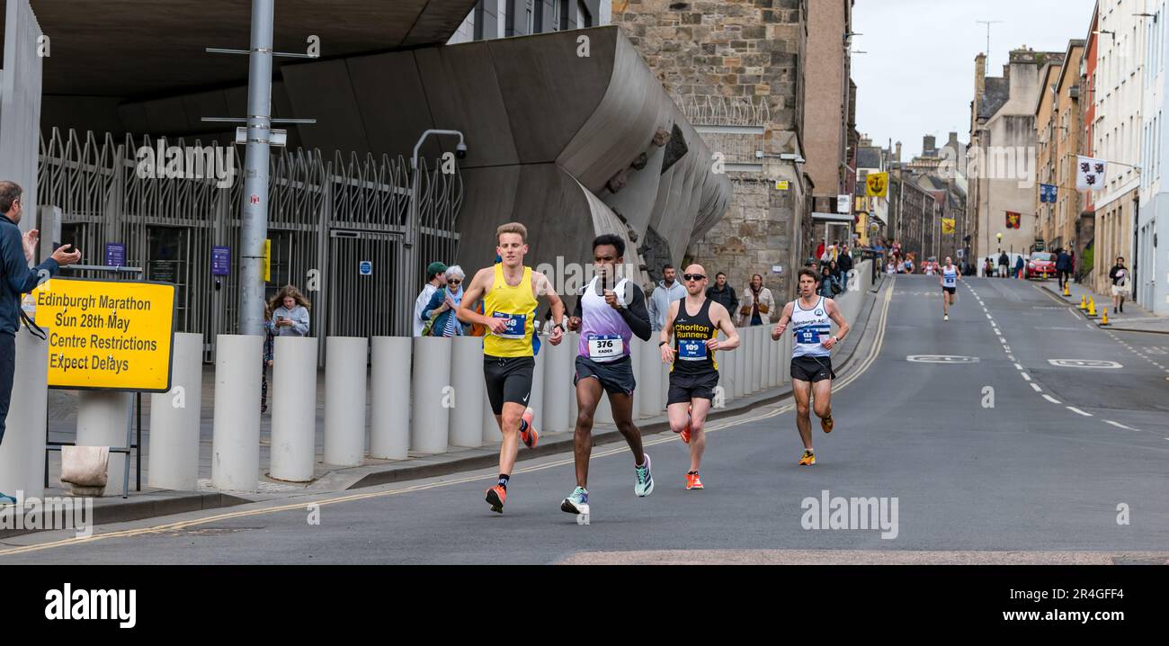 Édimbourg, Écosse, Royaume-Uni, 28th mai 2023. Marathon d'Édimbourg : les coureurs de tête des milliers de coureurs de marathon parcourent le Royal Mile au début de l'itinéraire. Crédit : Sally Anderson/Alay Live News Banque D'Images