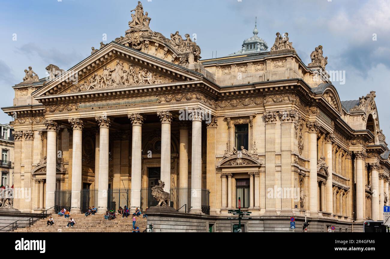Bruxelles, Belgique - 6 juillet 2010 : Bourse de Bruxelles, Bourse de Bruxelles. Les gens préfèrent s'asseoir et profiter du soleil que le commerce des stocks. Banque D'Images