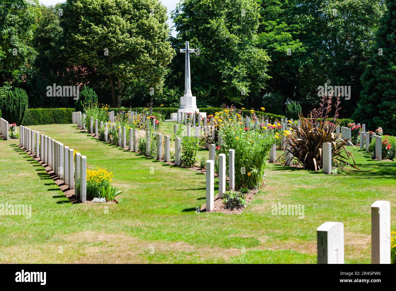 Ypres, Belgique - 7 juillet 2010 : cimetière des remparts. Cimetière militaire pour les soldats de la première Guerre mondiale tués dans ce secteur du front occidental. Banque D'Images