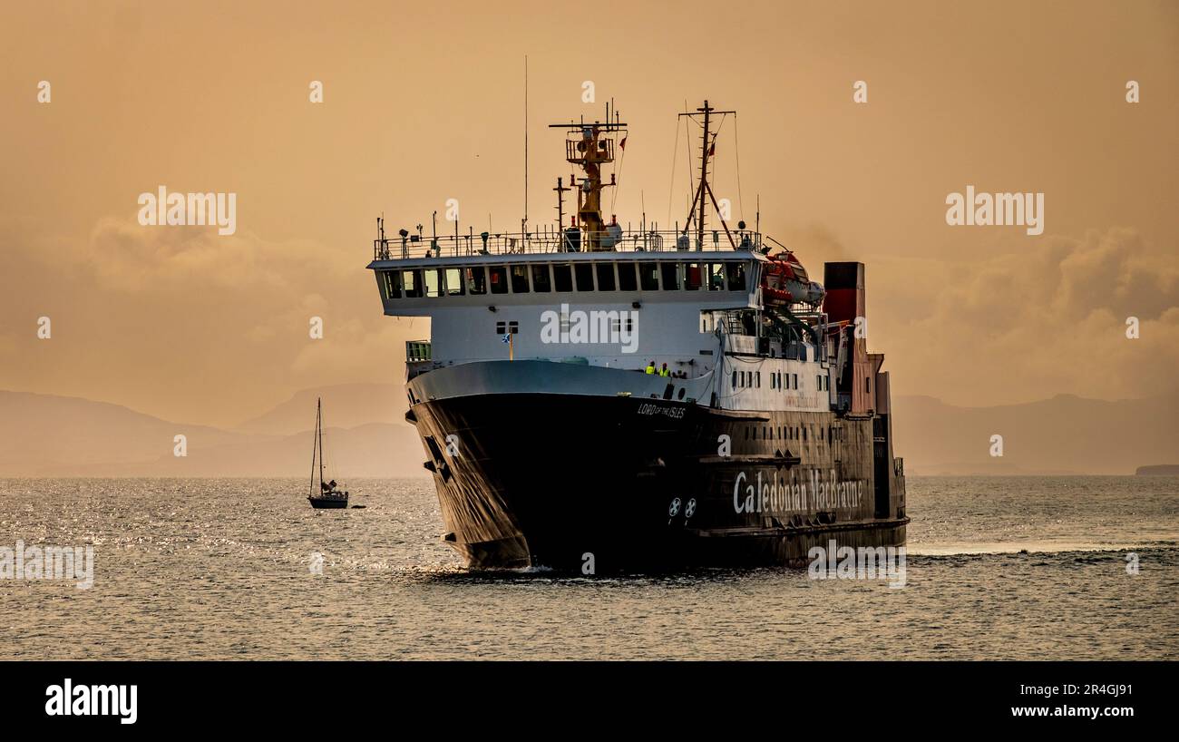 Ferry calédonien MacBrayne 'Lord of the Isles' arrivant de Tiree sur l'île Hebridée de Coll, en Écosse. Banque D'Images