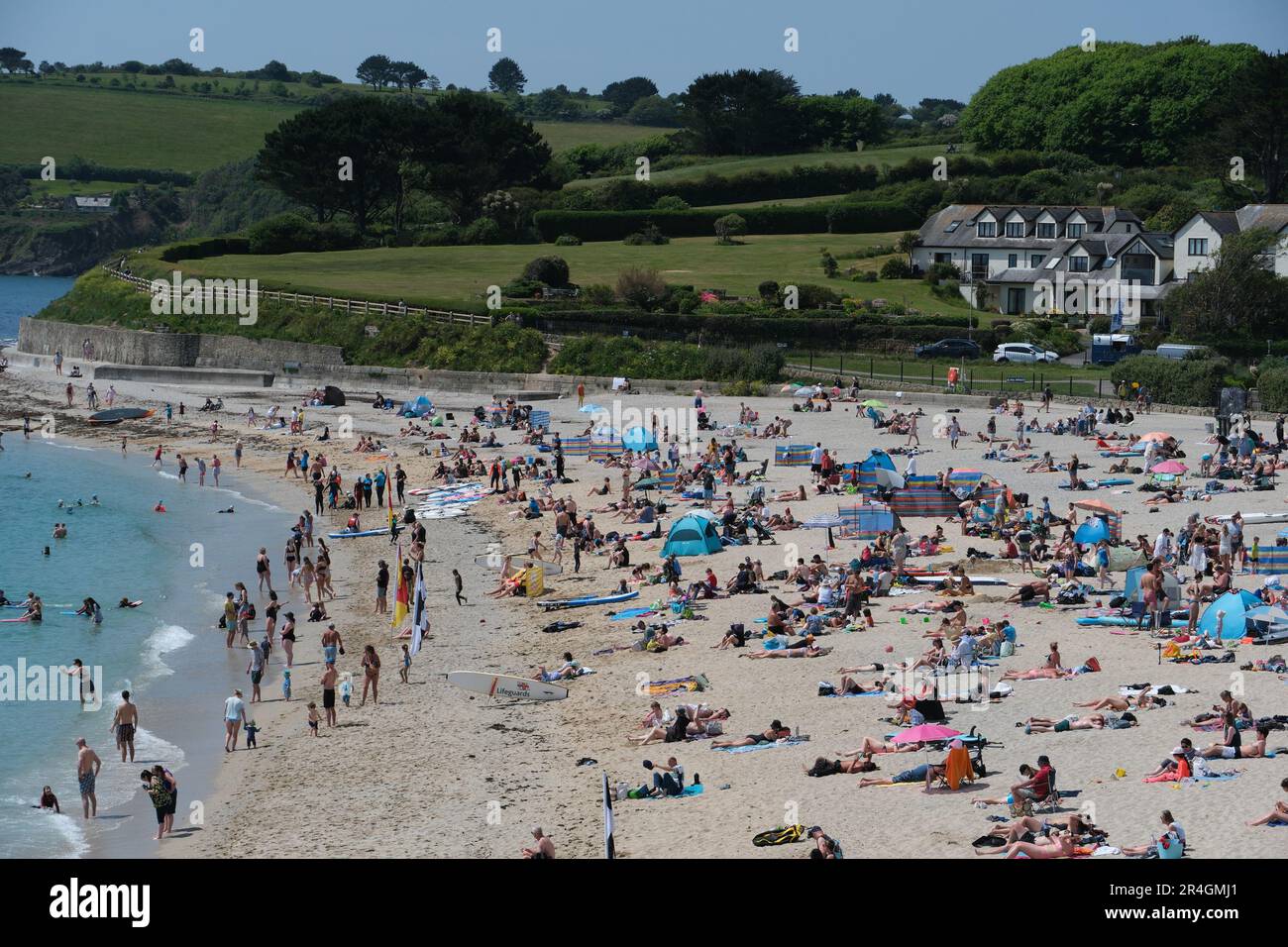 Falmouth, Cornwall, Royaume-Uni. 28th mai 2023. Météo Royaume-Uni. Vacanciers profitant de la plage et de la mer à Falmouth tandis que le temps chaud et ensoleillé de vacances de banque week-end se poursuit. Crédit Simon Maycock / Alamy Live News. Banque D'Images